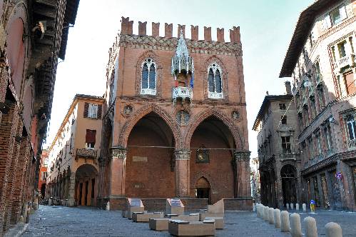 A Bologna tour guidato della città tra architettura, storia ed urbanistica attraverso i secoli