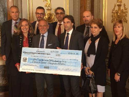 Gli agenti immobiliari Fiaip consegnano piu’ di 20 mila euro al Comune di Genova per l’emergenza abitativa