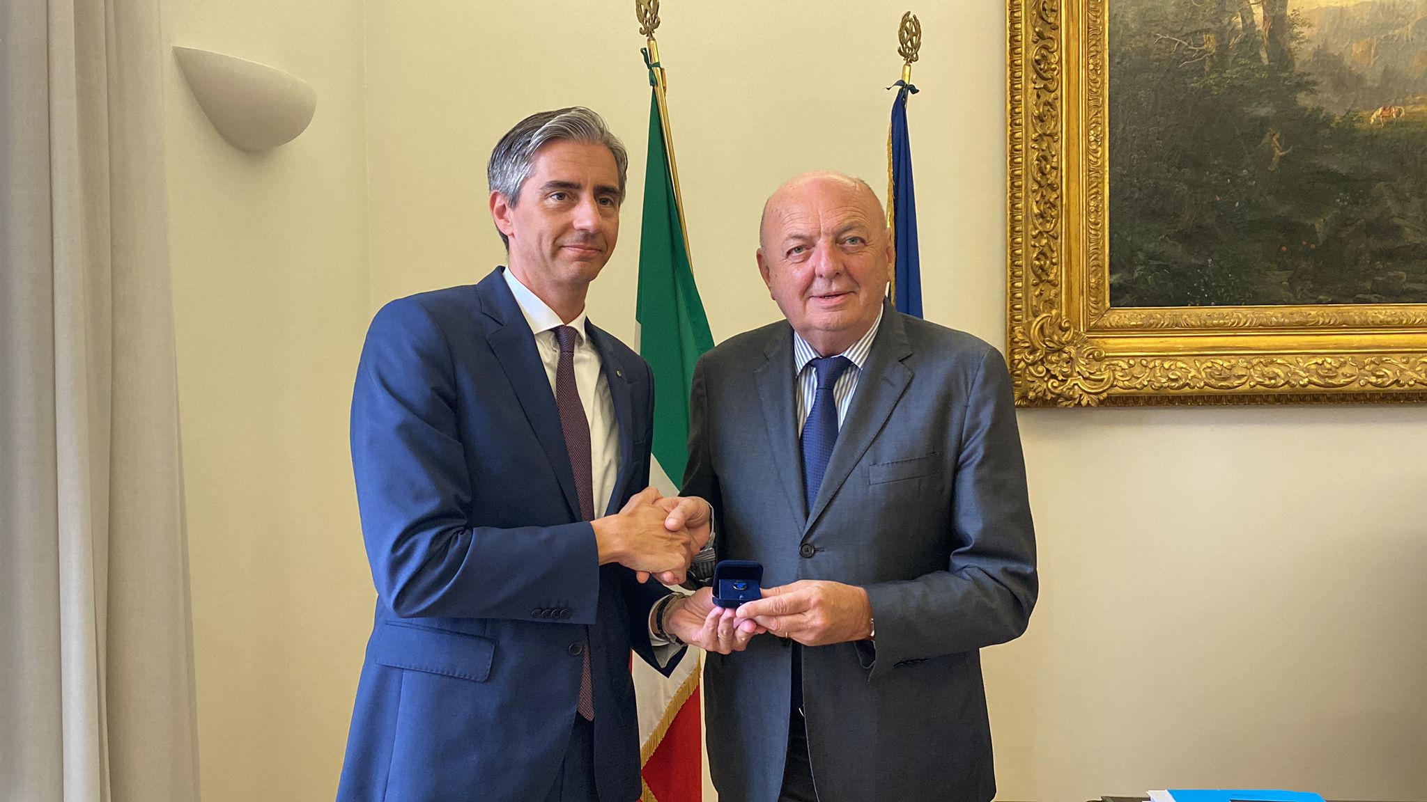 Fiaip: Baccarini consegna la spilla d’oro al Viceministro Pichetto Fratin per la fattiva e costante attività a sostegno della categoria