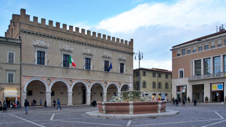 Vetrine sfitte, Fiaip: A Pesaro conferenza stampa con il Comune e il Liceo artistico Mengaroni