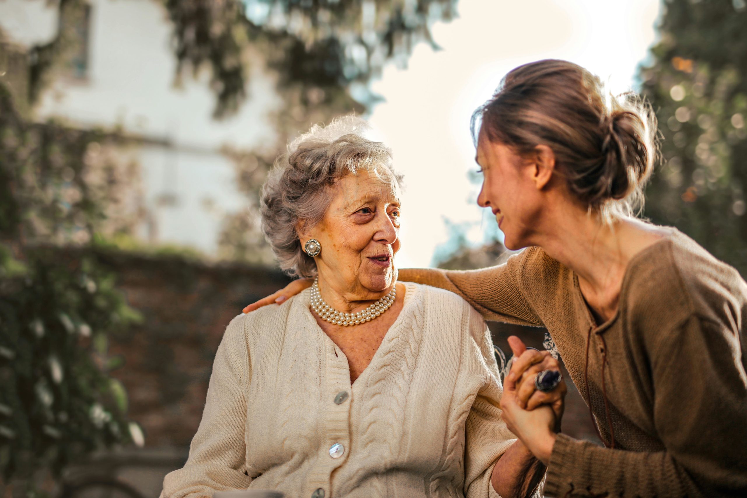 Toscana: approvata la legge per il riconoscimento del caregiver familiare. Un passo avanti per il welfare e la conciliazione
